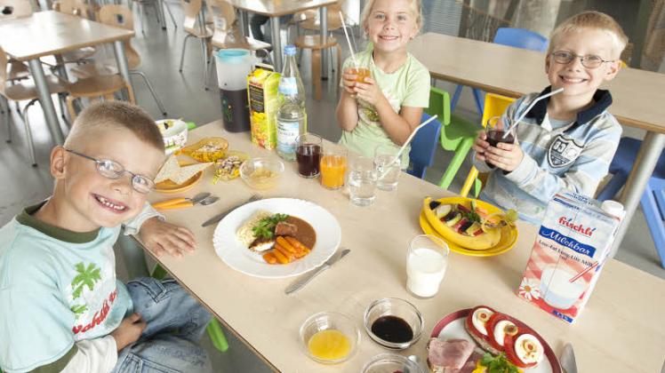 Es schmeckt: Sven, Zoe und Justin aus der Kita „Future Kids“ freuen sich auf jede Mahlzeit, die es in der Kindereinrichtung gibt. Dafür gibt es vom Träger künftig eine Pauschalabrechnung.  