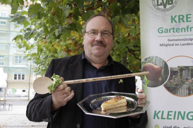 Gartenfachberater Andreas Madauß konnte die Jury mit seinem Apfel-Quark-Kuchen überzeugen.   Fotos: Lars Reinhold 