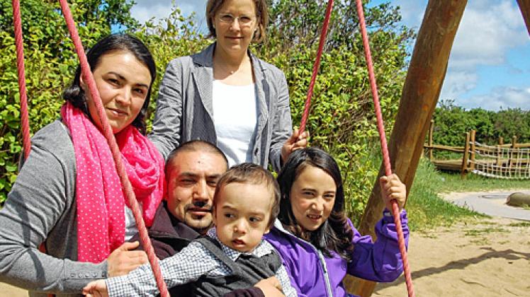 Brauchen Unterstützung: Sibel und Erkan Caliskan mit Berat, Tochter Meryem und Kinderärztin Kathrin Klint (hinten). Foto: Reußner