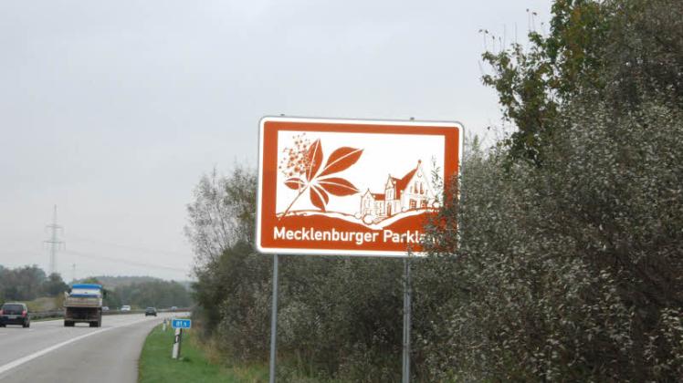 Das Schild an der A 19 macht auf das Mecklenburger Parkland als touristisch lohnendes Ziel aufmerksam. 