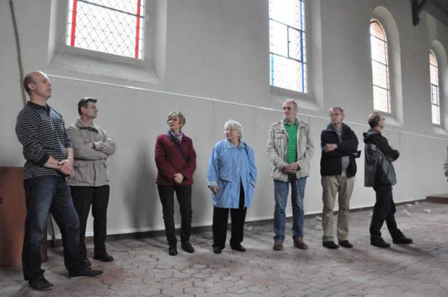 Detlef Schulz (l.) gibt Erläuterungen zu den Sanierungsarbeiten in der Groß Breeser Kirche. 