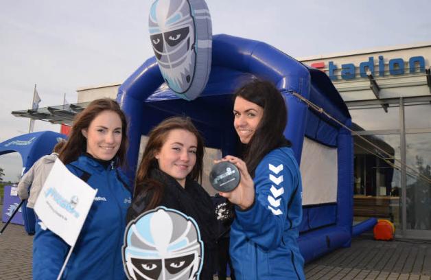 Das „Freezers“-Promotion-Team verloste einige Fanartikel (von links): Katharina, Kristina und Schirin.