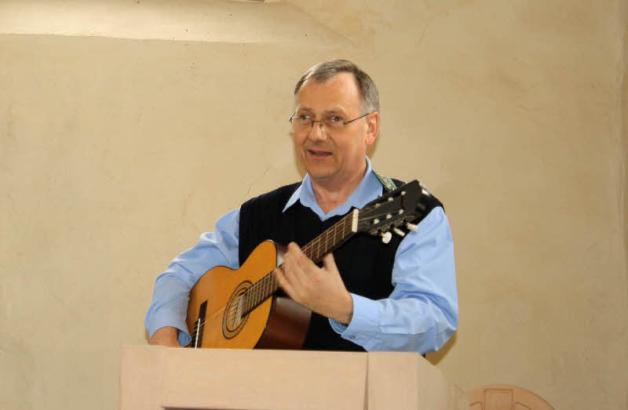 Über die Musik erreichte Pastor Hansherbert Lange die Menschen. Er leitete viele Jahre die Gitarrengruppe der Kantorei. 
