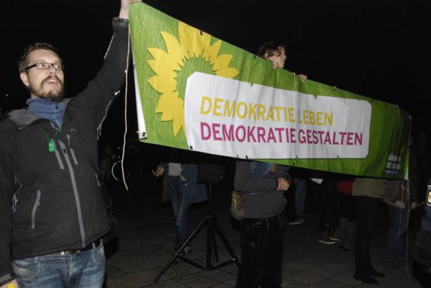 Mit Gegenprotest reagierte Bündnis 90/Die Grünen auf den NPD-Fackelmarsch.