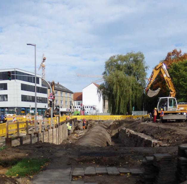 Oktober 2014: Die alte Betonröhre, in der die Schleusau fließt, ist freigelegt. Sie wird jetzt entfernt, damit der kleine Bach wieder zu sehen sein wird. 