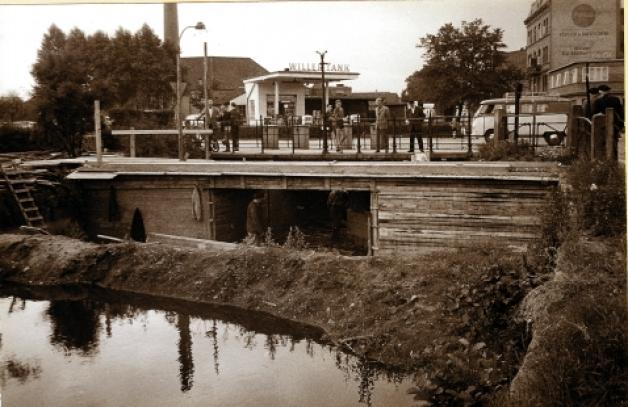 1960er-Jahre: An der Brücke wird gebaut (Blickrichtung Kleinflecken). Dort steht die Tankstelle Willer, im Hintergrund ragt die Lederfabrik Wieman empor.  
