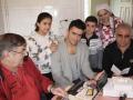 Der Kontakt in die Heimat läuft ab sofort über einen gespendeten Tablet-Computer: Vermieter Hans-Heinrich Doose (von links) freut sich mit Sidra (11), Kawa (19), Bashar (10), Mutter Hayat Chbli und Vater Badram Taher über das neue Gerät. 