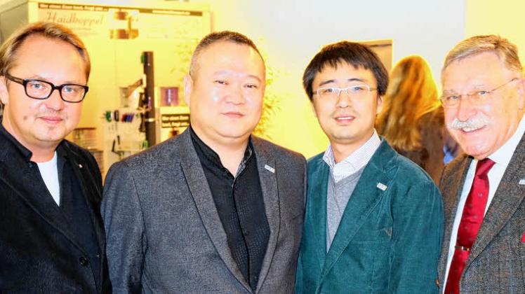 Den Traum vom eigenen Pferd erfüllte sich auch der Eigentümer des Lübecker Flughafens, Youngqiang Chen (Zweiter von links). Der chinesische Investor besuchte den Hengstmarkt in Begleitung von Dakun Wu sowie von Stadtpräsident Friedrich-Wilhelm Strohdiek (rechts) und dem Unternehmer Carsten Hegenberg (links). 