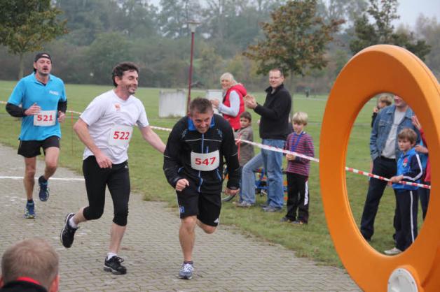 Mit einem Klaps auf den Rücken schickte Jens-Peter Herold (l.) dem Bad Wilsnacker Stefan Michelis zuerst ins Ziel. Mit einem Klaps auf den Rücken schickte Jens-Peter Herold (l.) dem Bad Wilsnacker Stefan Michelis zuerst ins Ziel.