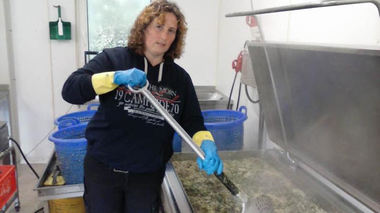 Jeannine Groth beim Knieperkochen am neuen Domzil der Prignitzer Spezialität, in Preddöhl. Jeannine Groth beim Knieperkochen am neuen Domzil der Prignitzer Spezialität, in Preddöhl.