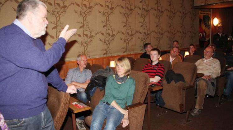 FWB-Vertreter und Zuschauer diskutierten nach dem Film über die Rohstoffsuche in der Region Barmstedt.  