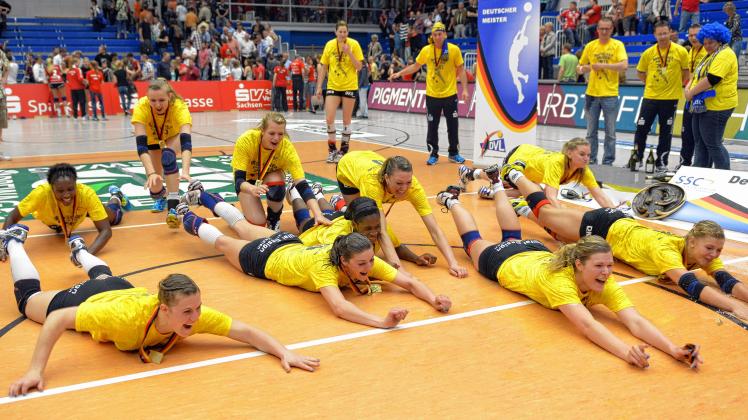 Der Jubel des Meisters: Ausgelassen rutschten die SSC-Volleyballerinnen per Bauchklatscher durch die Sektlachen auf dem Dresdner Hallenboden – das ist mehr als ein Jahr her… 
