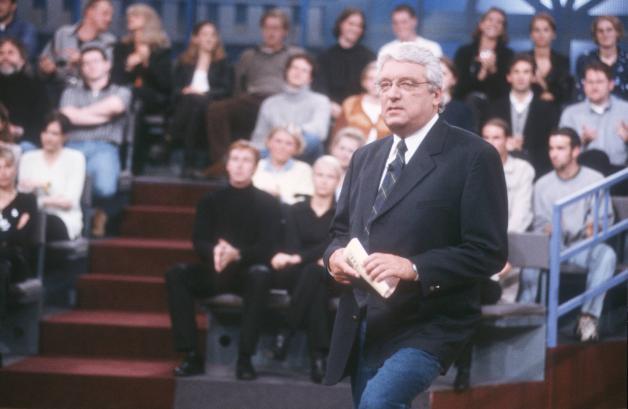 Hans Meiser im April 1998 in seiner gleichnamigen Talkshow. Hans Meiser im April 1998 in seiner gleichnamigen Talkshow.