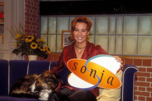 Sonja Zietlow auf dem „Talk-Sofa“ am 17. März 1999.
