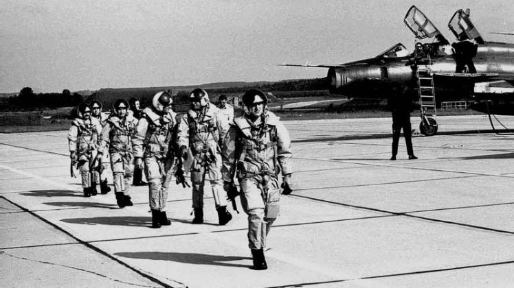 Bis 1990 ausschließlich militärisch genutzt: 1984 nahmen die ersten NVA-Piloten Besitz vom aus dem Boden gestampften Flugplatz Laage-Kronskamp. 