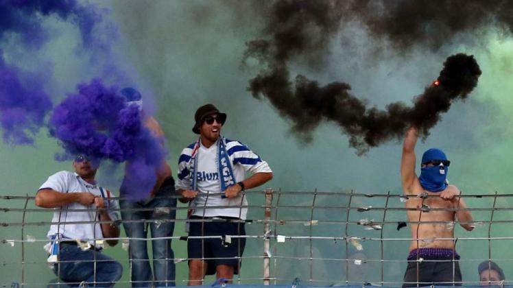 FCH-Fans zünden Rauchbomben und Pyrotechnik während der Drittliga-Partie im August 2014 in Kiel.  