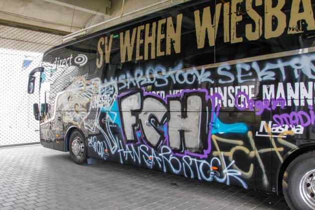 Hansa-Fans haben im August 2014 den Mannschaftsbus vom SV Wehen Wiesbaden mit Graffiti bemalt. 