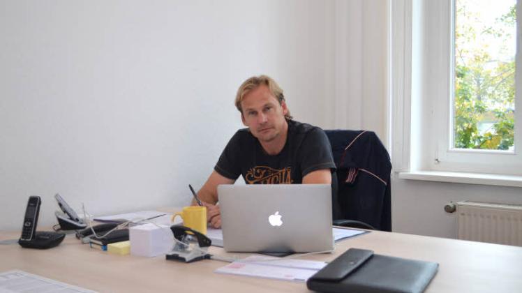 In der neuen Geschäftsstelle des FC Mecklenburg Schwerin in der August-Bebel-Straße ist Martin Pieckenhagen mindestens dreimal die Woche. 