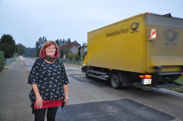 Brigitte Wöhl weiß, wie sich das in den Wohnhäusern rechts und links der Kreisstraße anhört, wenn schwere Fahrzeuge die Betonstraße entlangfahren.  Fotos: Heidrun Pätzold (2) 