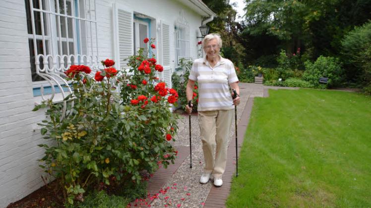 Mit 92 Jahren sportbegeistert: Ilse Nölke betreibt regelmäßig Nordic Walking.  