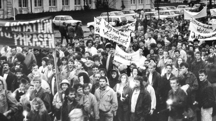 Erste Schweriner Montagsdemo: Am 23. Oktober 1989 zogen etwa 40 000 Schweriner vom Alten Garten über die Werderstraße zum Pfaffenteich.  