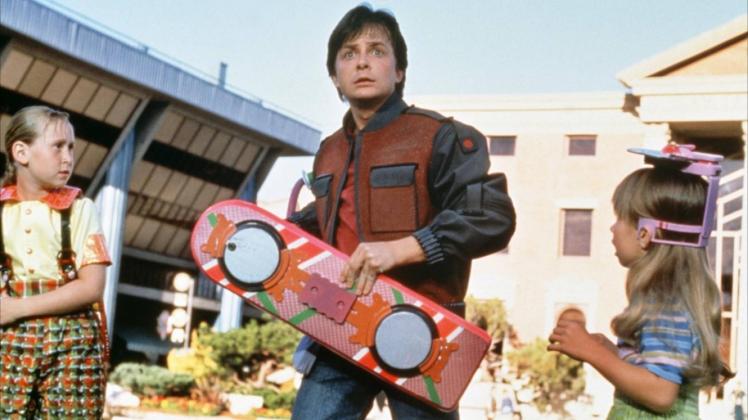 „Zurück in die Zukunft 2“: Das Hoverboard von Marty McFly (gespielt von Michael J. Fox) will seit 1989 wohl jeder Skateboarder haben. 