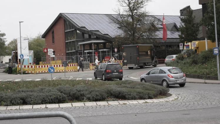 Links neben der Bordesholmer Sparkasse wird die neue Heinrich-Rix-Straße gebaut. Um eine Verbindung an der Kreisel herzustellen muss die rechte Kreiselausfahrt in die Bahnhofstraße voll gesperrt werden . 