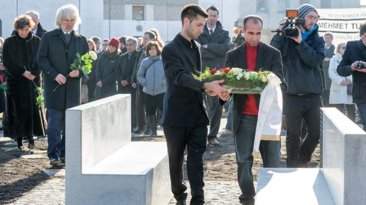 Gedenkveranstaltung am 10. Todestag des vom NSU-Trio ermordeten Mehmet Turgut im Februar. Am Tatort wurde ein Denkmal in Form zweier Sitzbänke eingeweiht. 