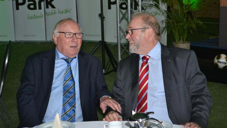 Hör mal’n beten to: Uwe Seeler und Bürgermeister Michael Koch saßen bei der Kaffeetafel in der Sporthalle Seite an Seite. 