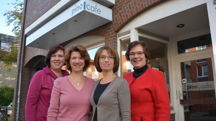 Sie organisieren die Veranstaltung am 21. November im Café Pino: Katharina Fast (von links), Daphne Drischler, Mouna Ramcke und Sibylle Hallberg. Auf dem Foto fehlt die fünfte Organisatorin: Heike Vajen.  