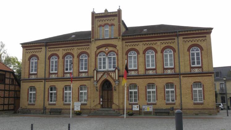 Rathaus oder Bürgerhaus? Das Gebäude wurde 1878/79 als Rathaus erbaut.  Fotos: Roswitha Spöhr (2) 