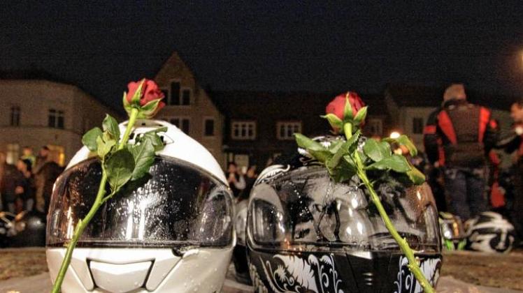 Diese zwei Rosen erinnerten an den Biker, der kurz vor Ende der Saison 2013 auf der alten B189 tödlich verunglückt war.  