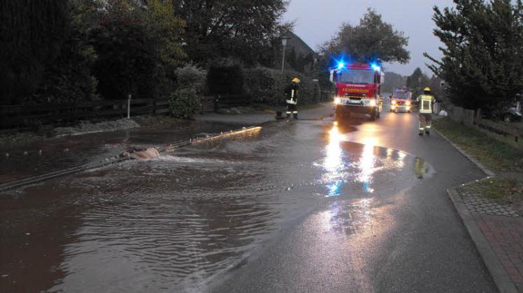 Im Stadtgebiet von Wahlstedt gab es Sonnabend mehrere Wasserrohrbrüche. Die Straßen wurden überschwemmt, ein Gehweg auch unterspült. 