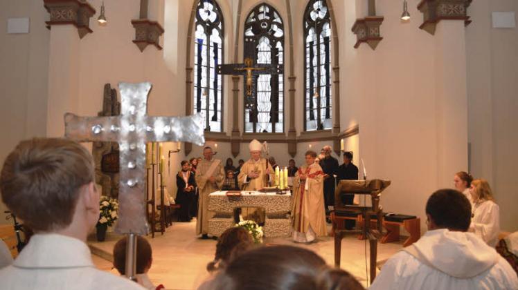 Den 125-jährigen Weihetag feierte Sonnabend die katholische Kirchengemeinde, am Altar Weihbischof Norbert Werbs, an seiner Seite Pfarrer Dr. Bernd Wichert (rechts) und Diakon Michael Löcke. 