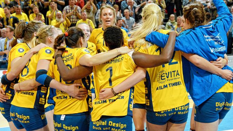 Ende gut, alles gut: Die SSC-Volleyballerinnen feiern ihren hart erkämpften Erfolg bei der Bundesliga-Heimpremiere der Saison 2014/2015.