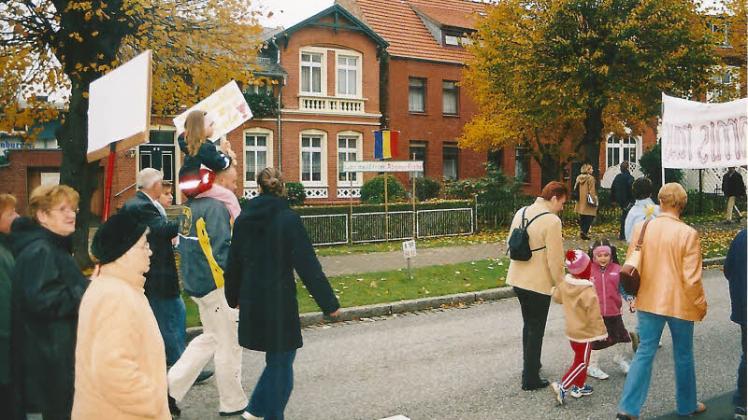 Zehn Jahre ist es her, dass Einwohner von Plau in großer Zahl auf die Straße gingen, um für den Bau einer Ortsumgehung zu demonstrieren. Jetzt sind sie ihrem Ziel ein großes Stück näher.  Fotos: Hennies/Archiv 
