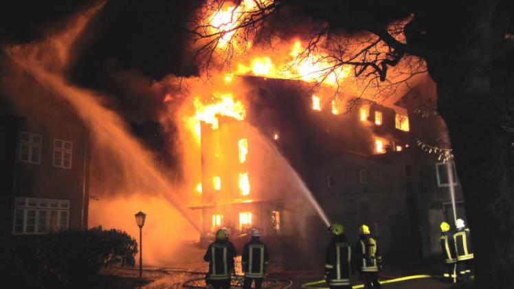 Heiße Einsätze: 120 Rettungskräfte bekämpften im Januar 2014 den Brand der alten Wassermühle in Owschlag.    