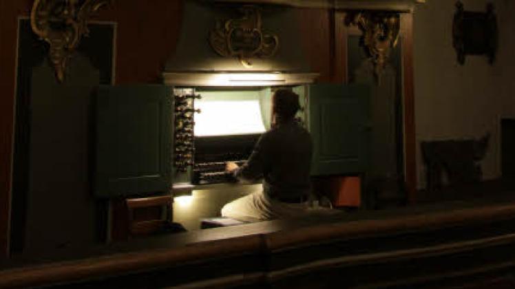 Thiemo Janssen an der Scholtze-Orgel in Lenzen: „Ich komme mit dem Instrument gut klar, es hat Spaß gemacht, hier zu spielen“, sagt er.  