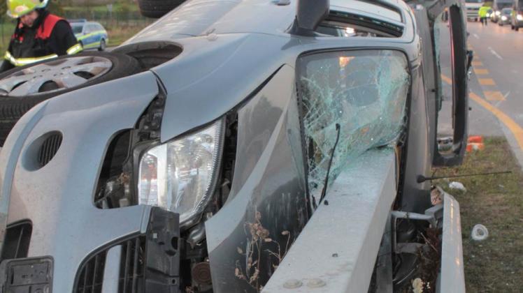Der umgestürzte Suzuki war auf der A1 gegen einen freiliegenden Stahlträger der rückgebauten Mittelleitplanke geraten. Der Fahrer (27) verstarb noch an der Unfallstelle. 