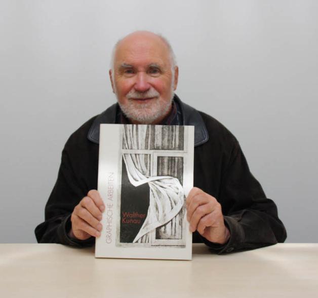 Der Oldesloer Maler Walther Kunau mit seinem neuen Buch „Graphische Arbeiten“.  