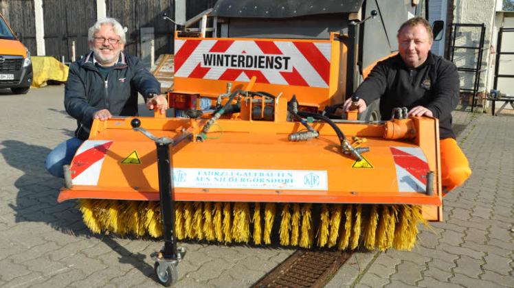 Bereit für den Winterdienst: Hans-Peter Schröder (l.) mit seinem Mitarbeiter Georg Theuermeister  