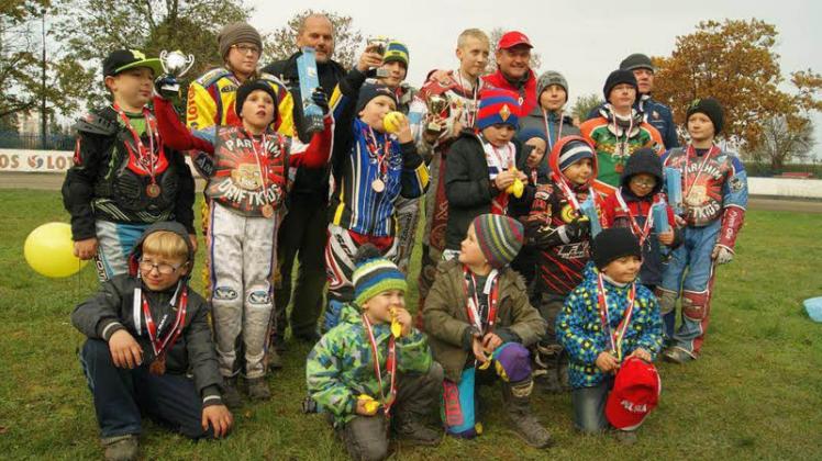 Die jungen Speedway-Fahrer nach der Siegerehrung in Gdansk. 