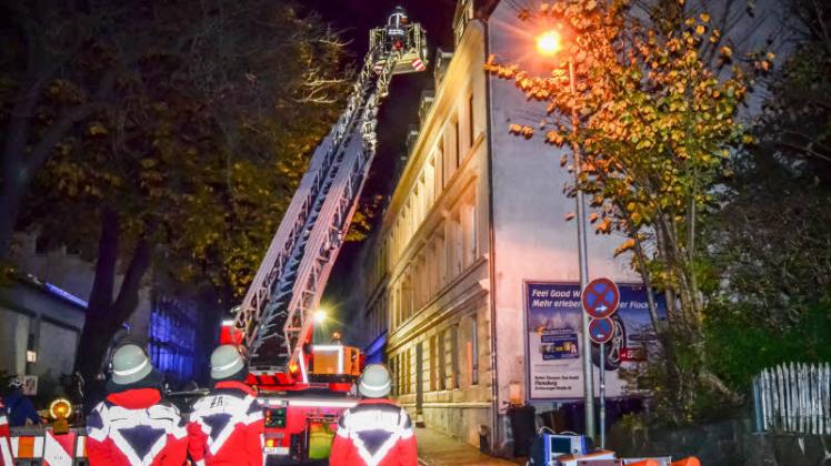 Rettung über die Drehleiter: Rauch hatte im Haus in der Glücksburger Straße den Fluchtweg übers Treppenhaus versperrt. 