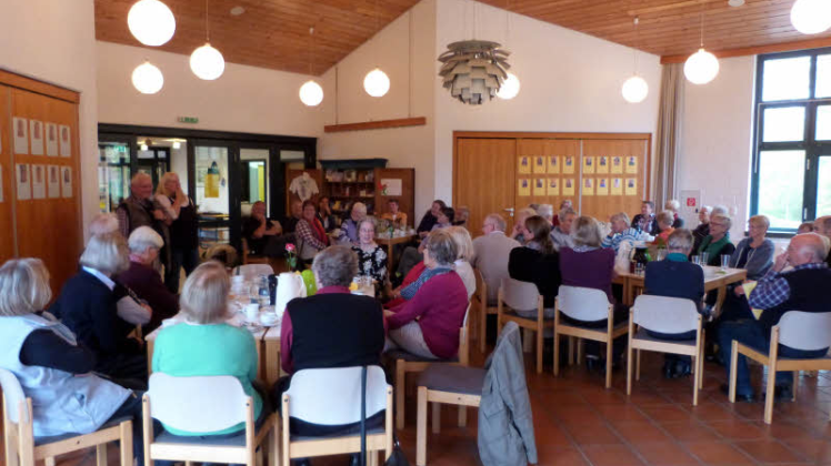 Bis zu 40 Teilnehmer verfolgen den jeweiligen Gastbeitrag in St. Peter-Ording bei einem gemeinsamen Frühstück.  