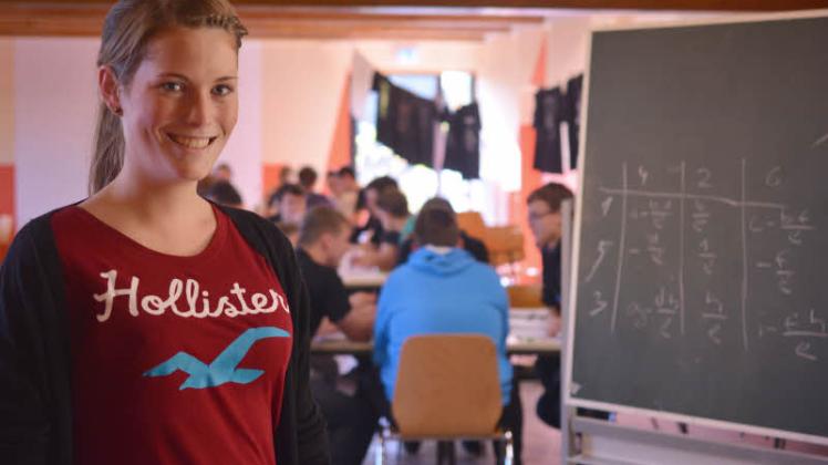 Herrin über Zahlen und 75 Schüler: Malin Lachmann leitet die Mathefahrt nach Bad Oldesloe. 
