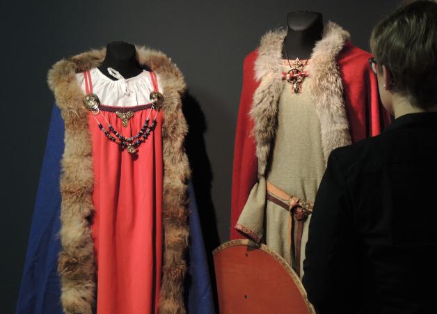 Auch diese Wikingerkleidung ist zu sehen. Bis zum 26. April 2015 zeigt das Museum neue archäologische Entdeckungen zu den Anfängen der Hansestadt.