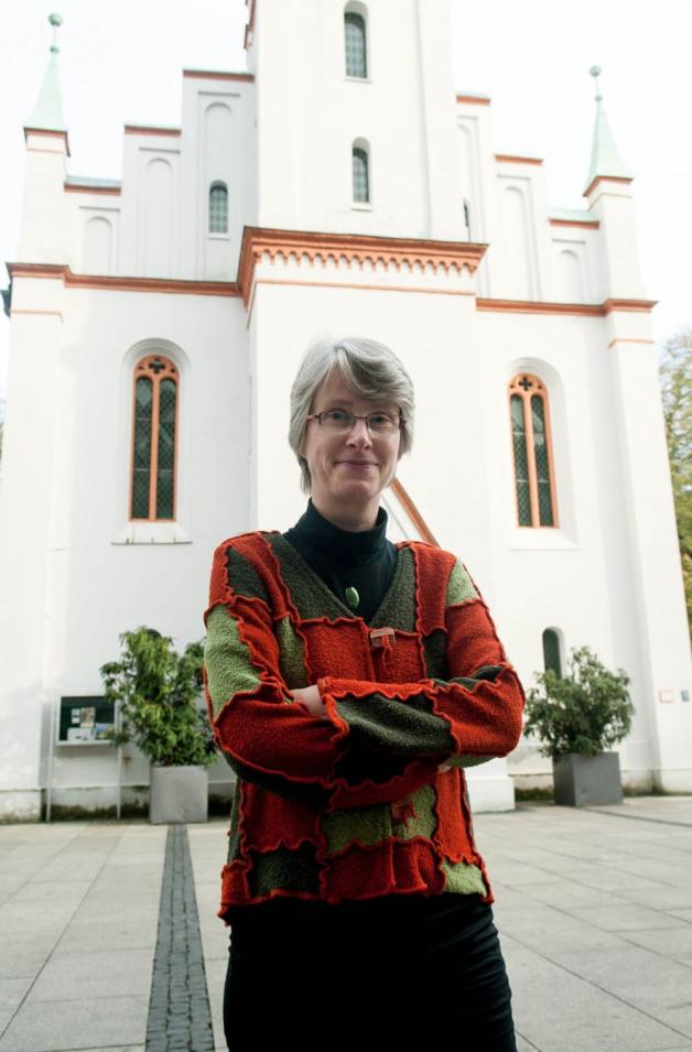 Superintendentin Ulrike Menzel vor der Schlosskirche in Cottbus. Superintendentin Ulrike Menzel vor der Schlosskirche in Cottbus.