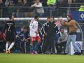 Während des Spiels läuft ein Fan des HSV über das Feld und attackiert Bayerns Ribéry.