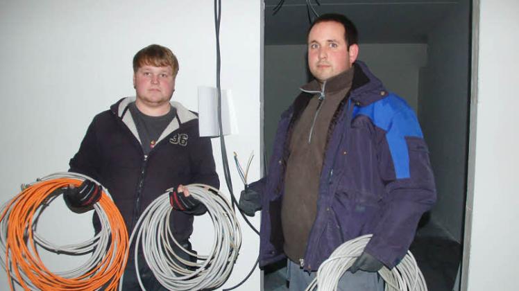 Der traurige Rest: Marius Meyer (links) und Dennis Gille mit den wenigen Kabeln, die die Diebe nicht mitgenommen haben. 