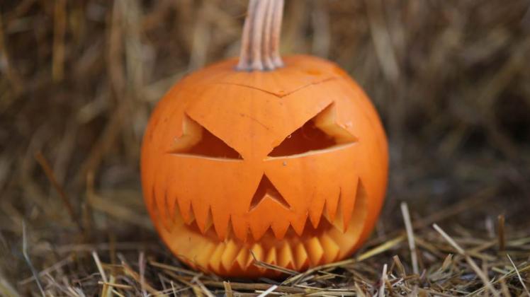 Die Kürbis-Fratze ist das Zeichen für Halloween. Heute ziehen wieder viele Kinder und Jugendliche verkleidet von Haustür zu Haustür, um Süßigkeiten zu erhalten.  